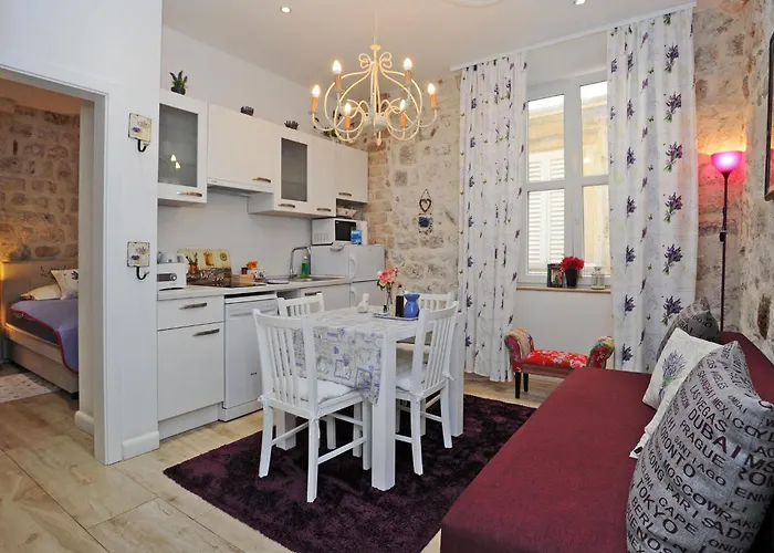 L & L Old Town - One Bedroom Lavander