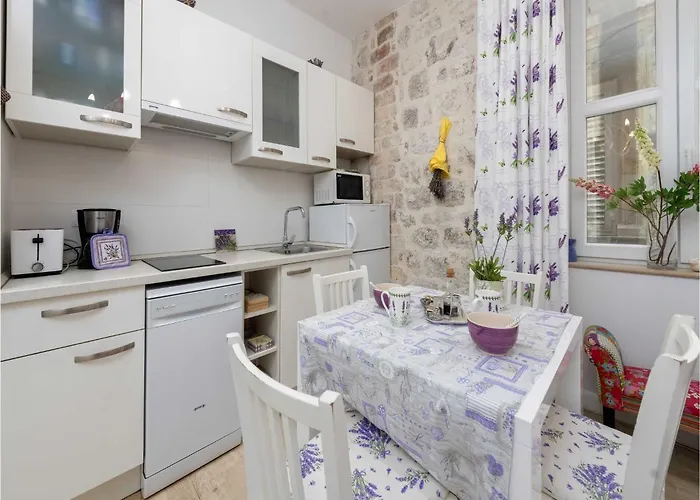 L & L Old Town - One Bedroom Lavander *