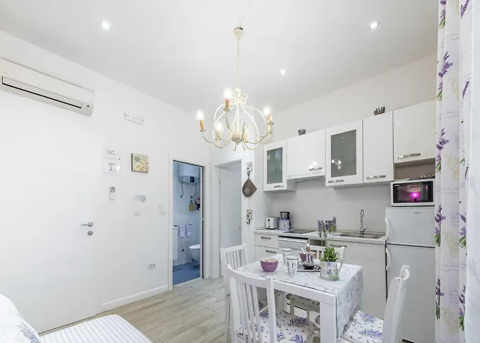 L & L Old Town - One Bedroom Lavander