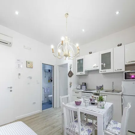 L & L Old Town - One Bedroom Lavander