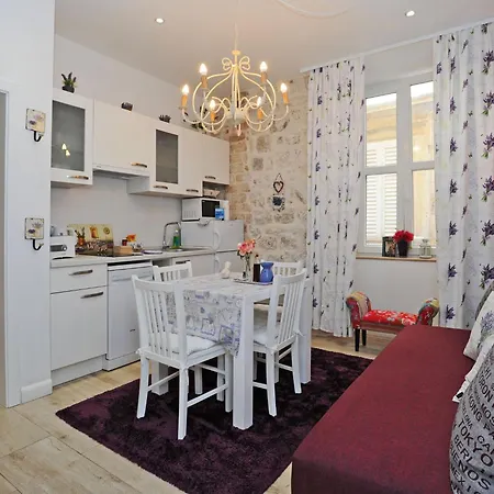 L & L Old Town - One Bedroom Lavander