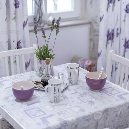 L & L Old Town - One Bedroom Lavander Apartmán *