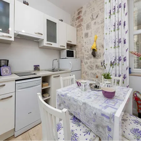 L & L Old Town - One Bedroom Lavander *