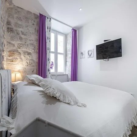 L & L Old Town - One Bedroom Lavander Apartmán *