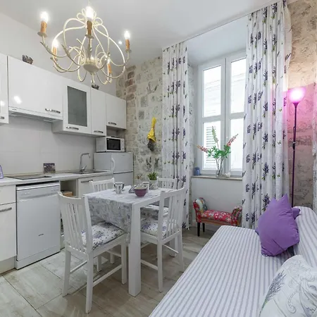 L & L Old Town - One Bedroom Lavander Apartmán *