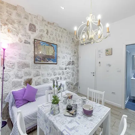 L & L Old Town - One Bedroom Lavander *