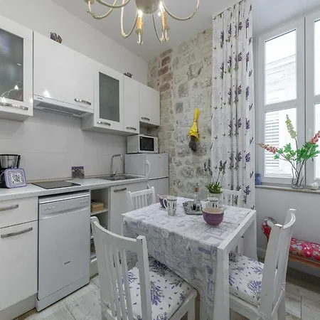 Apartmán L & L Old Town - One Bedroom Lavander