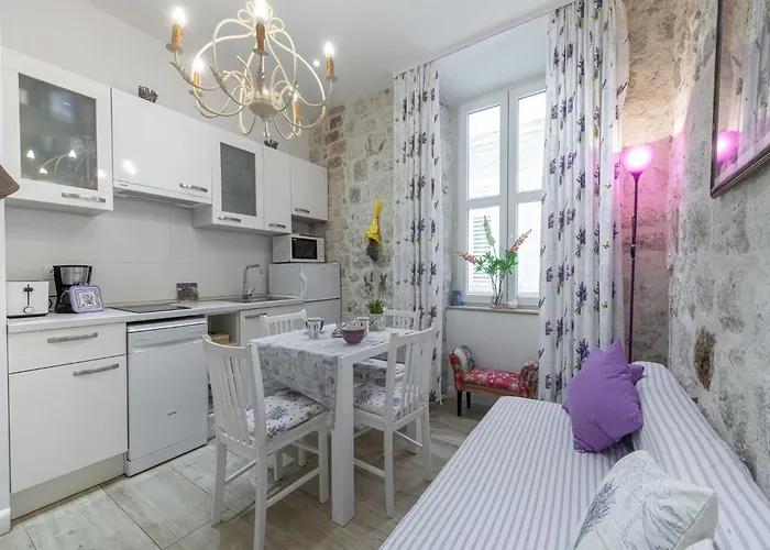 L & L Old Town - One Bedroom Lavander Lägenhet *