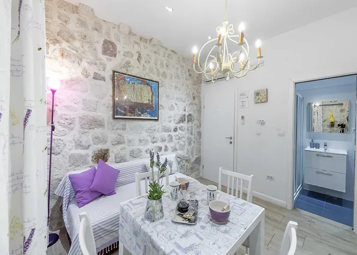 L & L Old Town - One Bedroom Lavander *