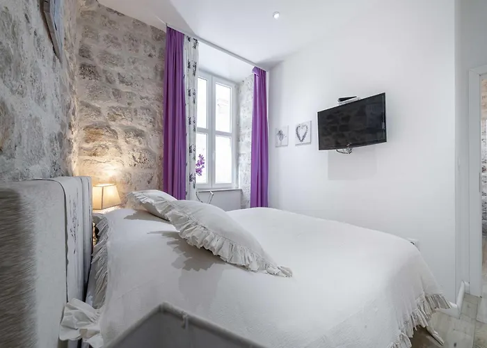 L & L Old Town - One Bedroom Lavander Apartament *