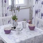 L & L Old Town - One Bedroom Lavander Apartment *