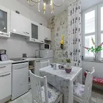 Apartment L & L Old Town - One Bedroom Lavander